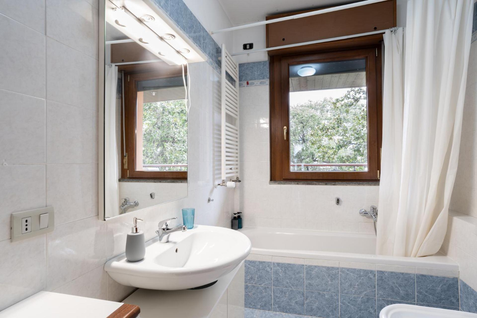 Spacious Bright Apartment Near City Center And Como Lake With Air Conditioning Lecco Exterior foto